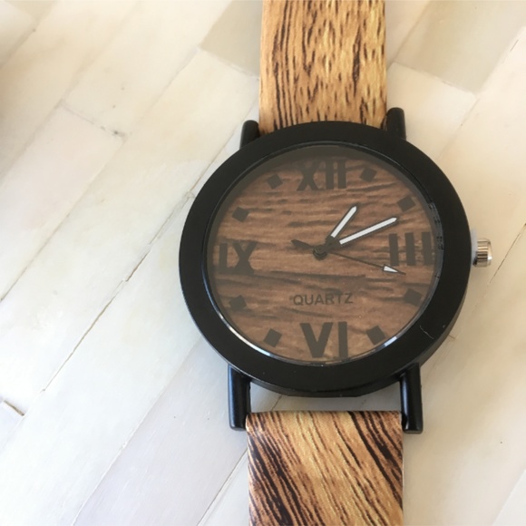 NWOT Unisex Fashion Watch - Picture 2 of 2